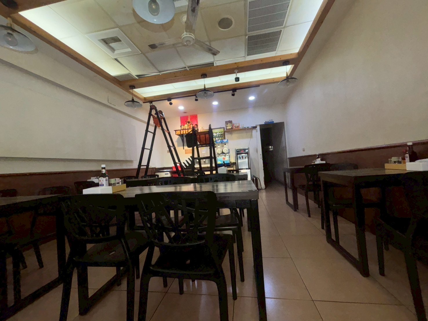 台中東埔牛排 吊隱式冷氣清洗